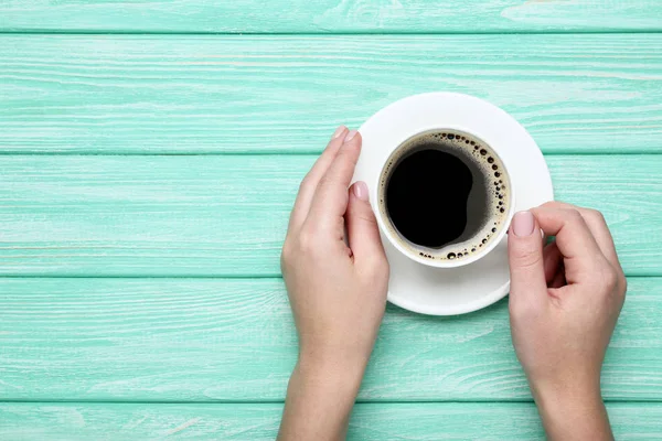 Vrouwelijke Handen Met Kopje Koffie Houten Achtergrond — Stockfoto