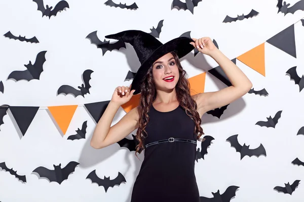 Jovem Mulher Traje Halloween Morcegos Papel Fundo Branco — Fotografia de Stock