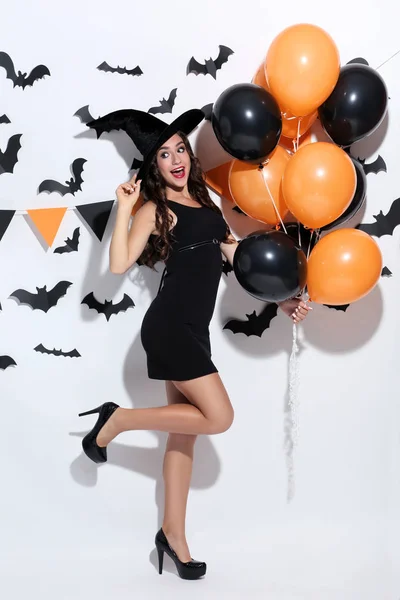 Giovane Donna Costume Halloween Con Palloncini Sfondo Bianco — Foto Stock