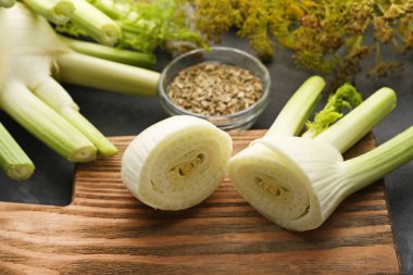 Ahşap Doğrama tahtası üzerinde olgunlaşmış rezene Ampüller