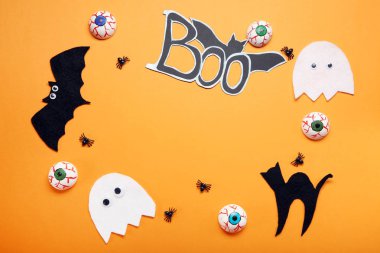 Halloween süslemeleri turuncu zemin üzerine