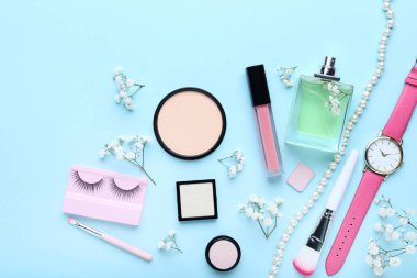 Makyaj kozmetik nane arka plan üzerinde Bilek seyretmek ve parfüm şişesiyle