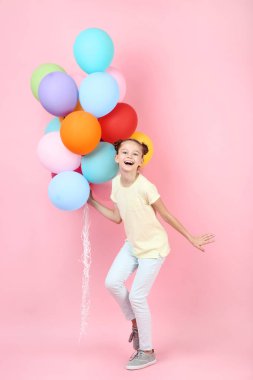 Sevimli Genç kız pembe bir arka plan üzerinde renkli balonlar ile