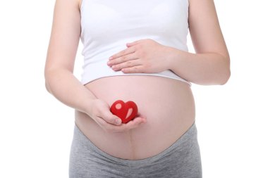 Beyaz zemin üzerine kırmızı kalp tutan hamile kadın