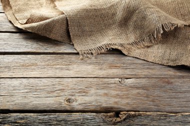 Gri ahşap masa üstünde çul doku