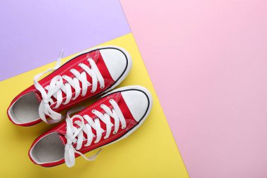 Çift renkli arka plan üzerinde kırmızı spor ayakkabı