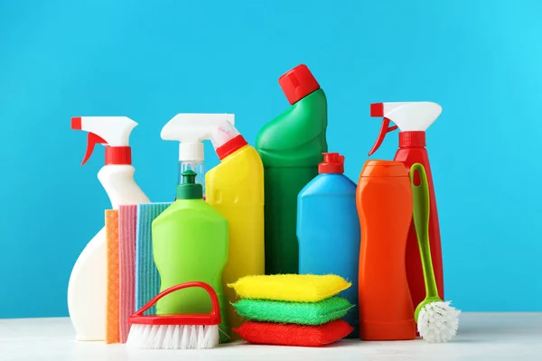Garrafas Com Detergente Ferramentas Limpeza Fundo Azul — Fotografia de Stock