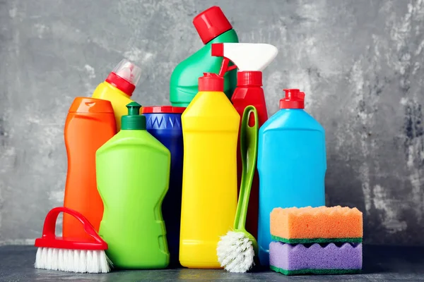 Butelki Detergentu Czyszczenie Narzędzi Szarym Tle — Zdjęcie stockowe