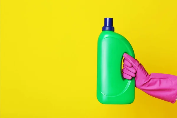 Menschliche Hand Hält Flasche Mit Waschmittel Auf Gelbem Hintergrund — Stockfoto