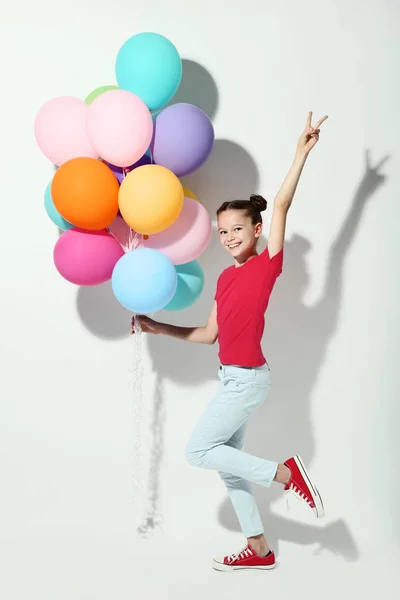 Menina Bonita Com Balões Coloridos Fundo Branco — Fotografia de Stock