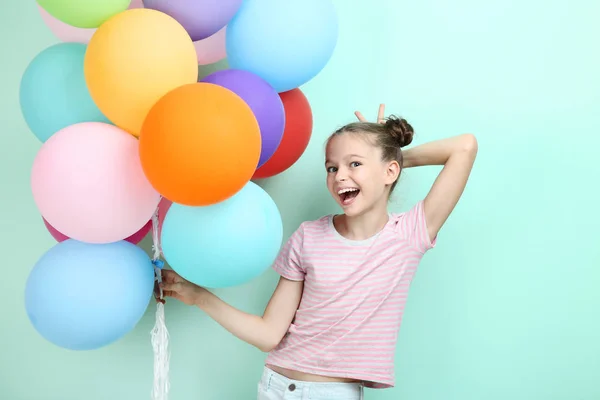 Όμορφη Νεαρή Κοπέλα Χρωματιστά Μπαλόνια Φόντο Μέντα — Φωτογραφία Αρχείου