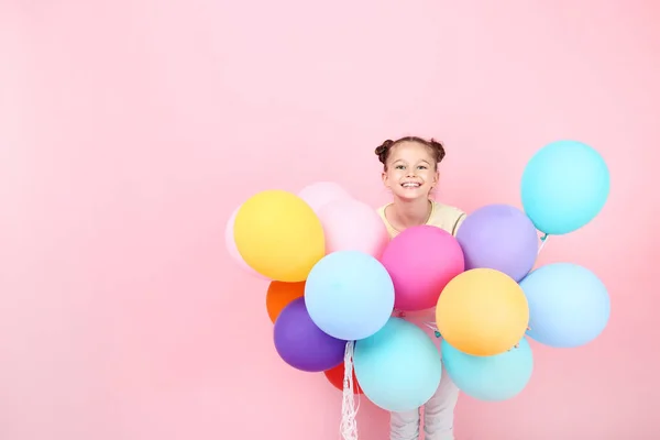 Menina Bonito Com Balões Coloridos Fundo Rosa — Fotografia de Stock