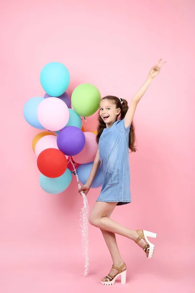 Menina Com Balões Coloridos Fundo Rosa — Fotografia de Stock