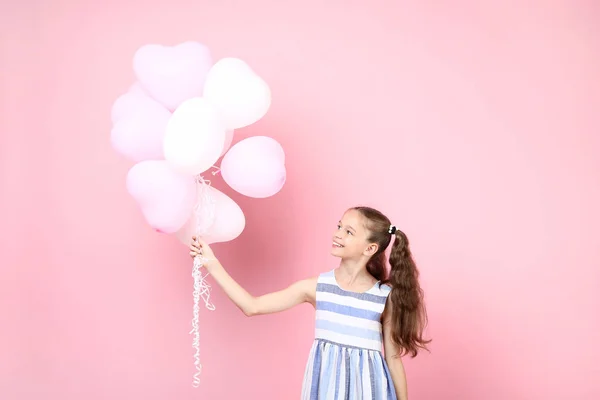 Giovane Ragazza Con Palloncini Sfondo Rosa — Foto Stock