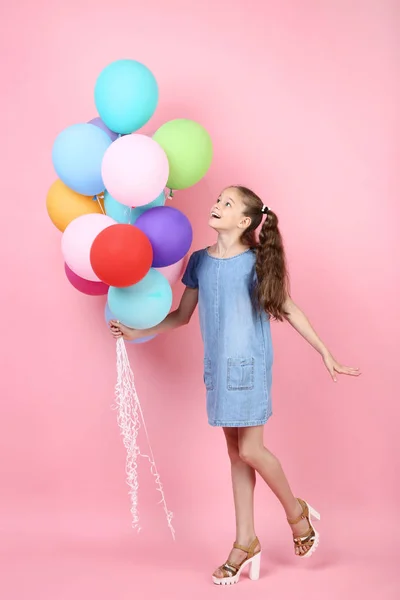 Jong Meisje Met Gekleurde Ballonnen Roze Achtergrond — Stockfoto