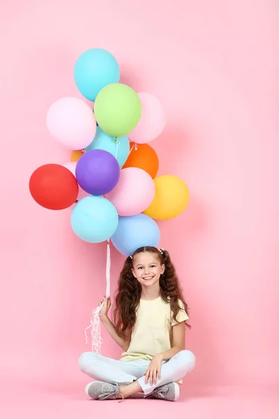 Симпатична Молода Дівчина Кольоровими Кульками Сидить Рожевому Фоні — стокове фото