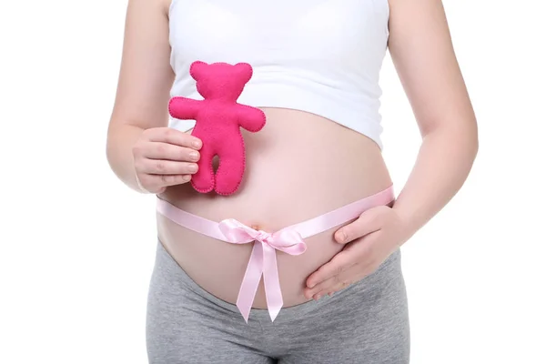 ピンクのリボンと白い背景のグッズ妊娠中の女性 — ストック写真