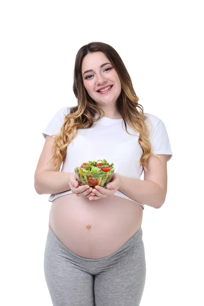 Mulher Grávida Bonita Com Salada Fresca Tigela Fundo Branco — Fotografia de Stock