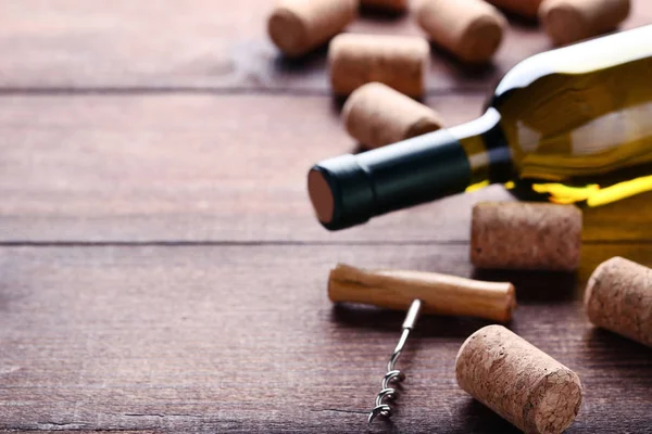 Weinflasche Mit Korken Und Korkenzieher Auf Braunem Holztisch — Stockfoto