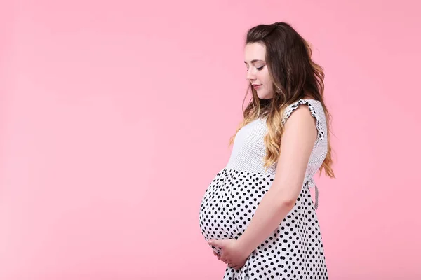 Mooie Zwangere Vrouw Mode Kleden Roze Achtergrond — Stockfoto