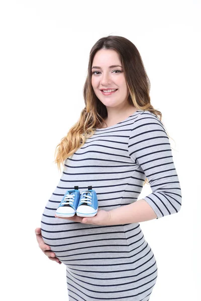 Hermosa Mujer Embarazada Con Zapatos Bebé Sobre Fondo Blanco — Foto de Stock
