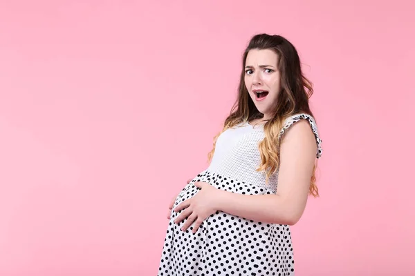 Vacker Gravid Kvinna Mode Klä Rosa Bakgrund — Stockfoto