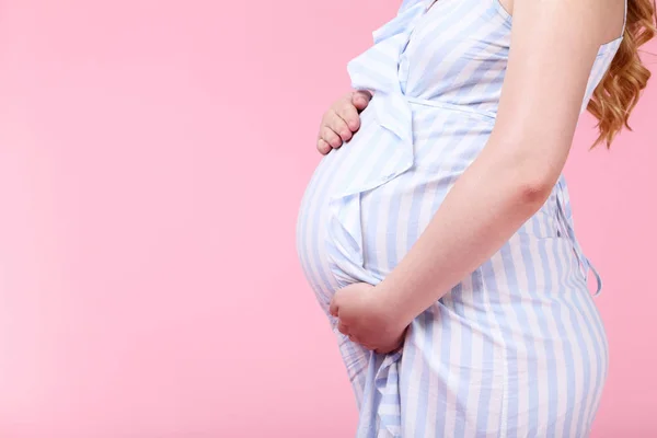 Zwangere Vrouw Gestreepte Jurk Roze Achtergrond — Stockfoto