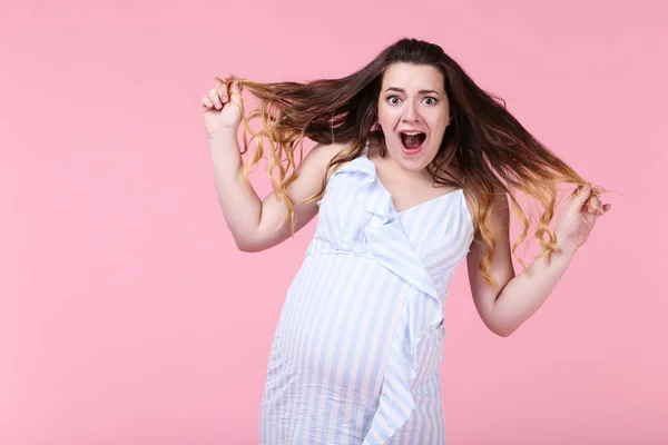 Mooie Zwangere Vrouw Gestreepte Jurk Roze Achtergrond — Stockfoto