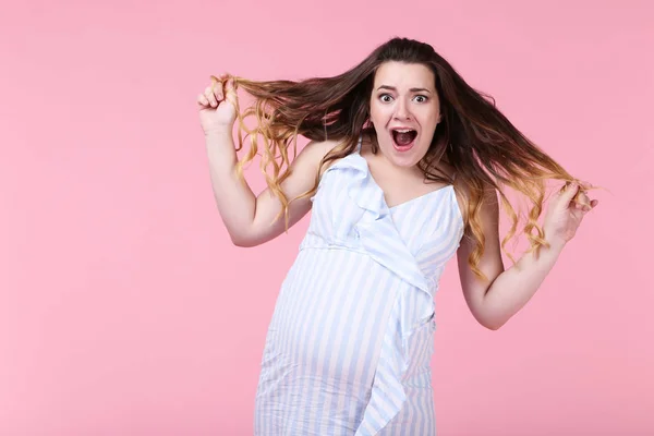 Hermosa Mujer Embarazada Vestido Rayas Sobre Fondo Rosa —  Fotos de Stock