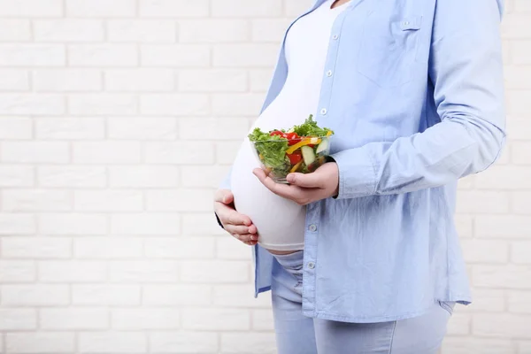 Femme Enceinte Avec Salade Dans Bol Sur Fond Mur Briques — Photo