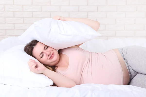 Junge Schwangere Frau Schläft Bett — Stockfoto