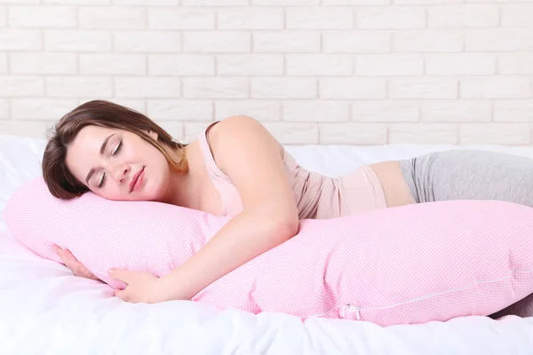 Mujer Embarazada Joven Con Almohada Rosa Durmiendo Cama — Foto de Stock