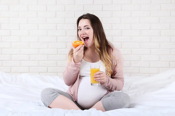 Mooie Zwangere Vrouw Met Sinaasappelsap Glas Zittend Bed — Stockfoto