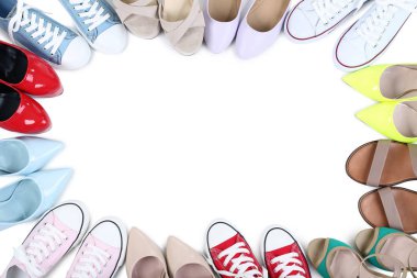 Beyaz arka planda farklı kadın ayakkabıları.