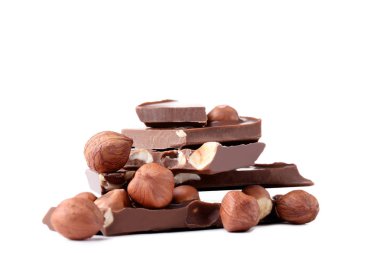 çikolata parçaları ile izole beyaz zemin üzerine fındık