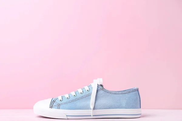Blue Sneaker Pink Wooden Background — Stock Photo, Image