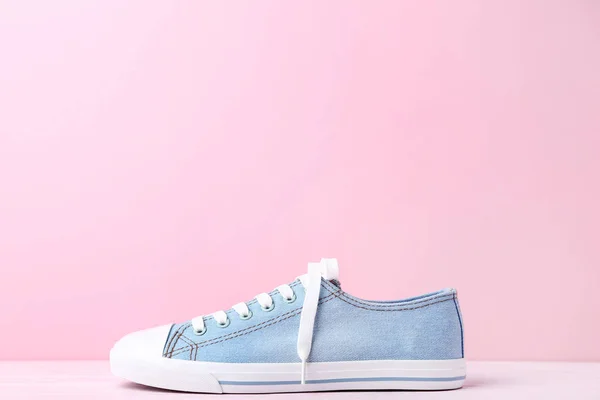 Blå Sneaker Rosa Trä Bakgrund — Stockfoto