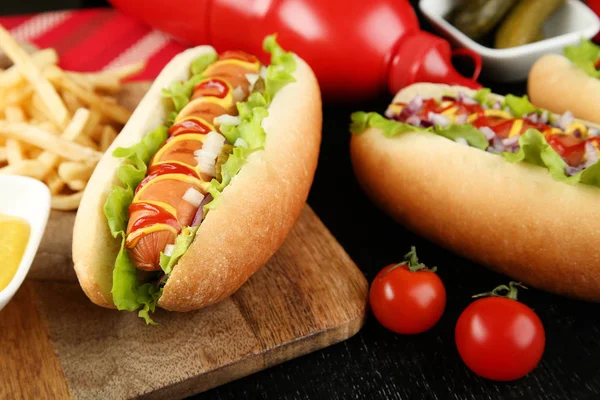 Perros Calientes Con Ketchup Mostaza Verduras Mesa Madera — Foto de Stock