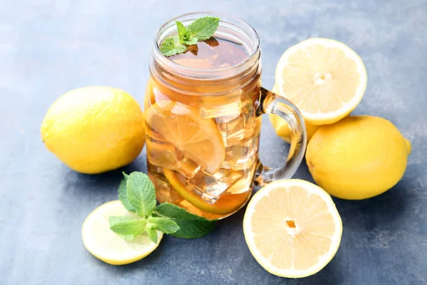 Freddo Vaso Vetro Con Limoni Foglie Menta Superficie Grigia — Foto Stock