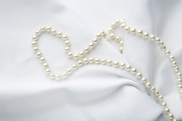 Collar Perlas Tela Satén Blanco — Foto de Stock