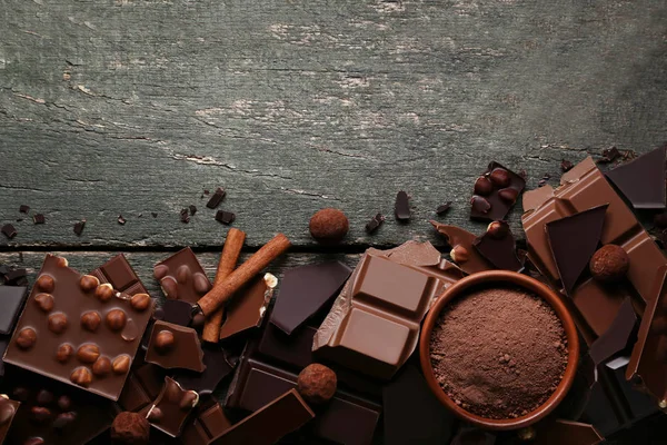 Coklat Potongan Dengan Coklat Bubuk Dalam Mangkuk Dan Kayu Manis — Stok Foto