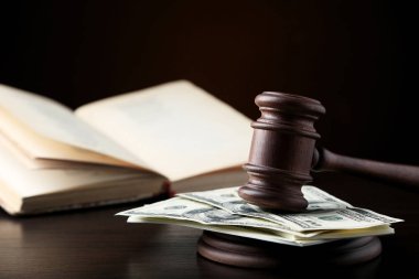 Tokmak ile dolar ve ahşap masa kitap yargıç