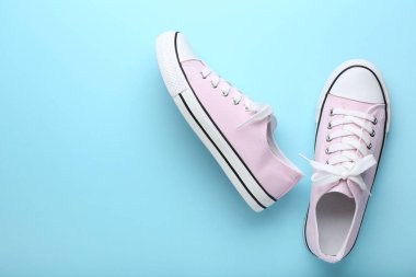 Mavi arka plan üzerinde pembe Ayakkabı