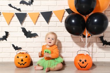 İçinde kabak kovalar ve balonlar ile halloween kılık kız bebek
