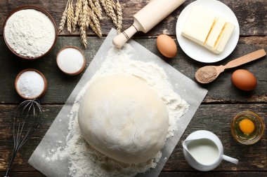 Tereyağı, un ve yumurta ahşap masa üzerinde çiğ hamur