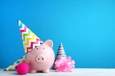 Doğum günü kap üzerinde mavi arka plan ile pembe piggy banka