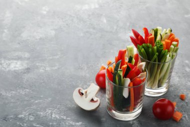 Gözlük malzemelerle ahşap masa üzerinde sebze dilimlenmiş