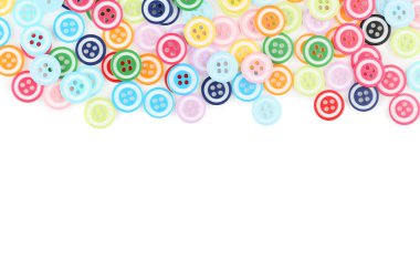 Beyaz arkaplanda renkli dikiş düğmeleri