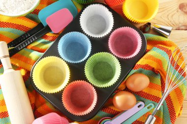 Farklı mutfak gereçleri desenli kumaş üzerine çalışmalarıyla boş cupcake