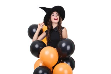 Genç kadın beyaz arka plan üzerinde izole balonlu halloween kılık